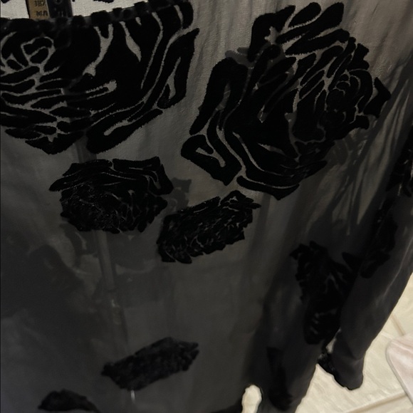 Chic Black Floral Sheer Blouse - Picture 3 of 12